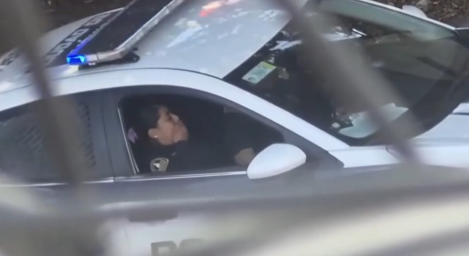 Captan a policías de la CDMX realizando actos sexuales en patrulla