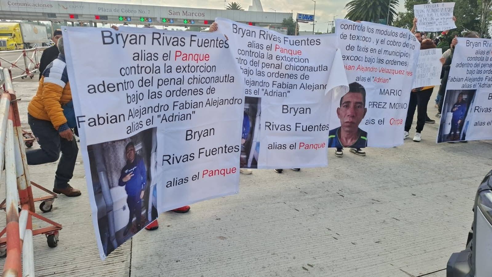 Familiares de reclusos bloquean la autopista México-Puebla; acusan extorsiones