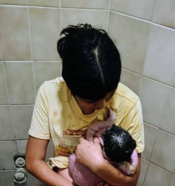 Niña de 14 años da a luz en un baño; clínica del IMSS le negó atención