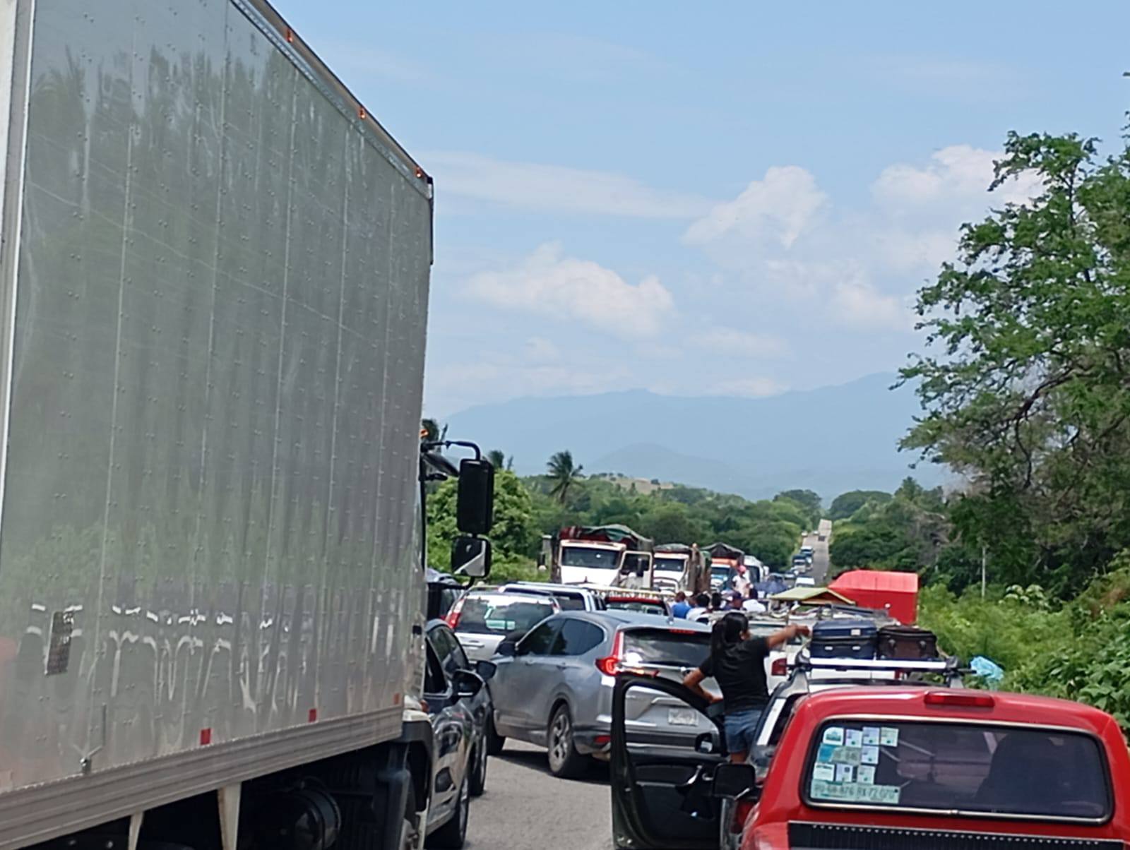 Bloqueada la carretera Oaxaca-Istmo en Santa María Jalapa del Marqués