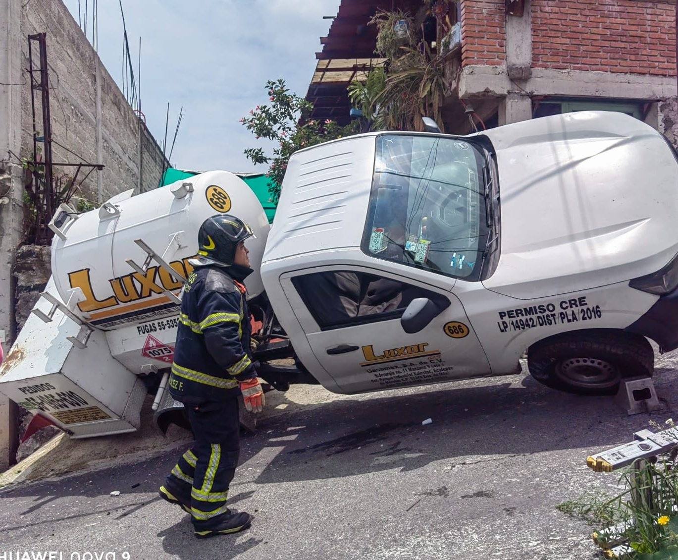 Vuelca pipa de gas en Tlalpan