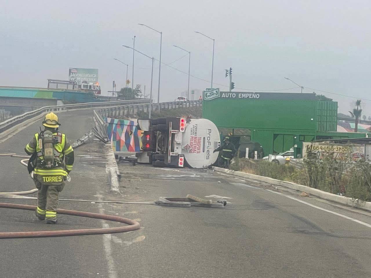 Vuelca pipa que transportaba gasolina en Playas de Rosarito