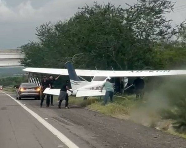 Avioneta aterriza de emergencia en la carretera Mazatlán-Culiacán