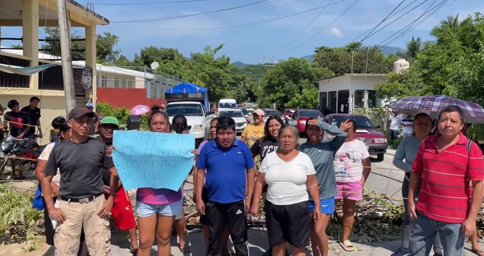 Bloqueado la Carretera Pluma Hidalgo – Huatulco a la altura de Erradura