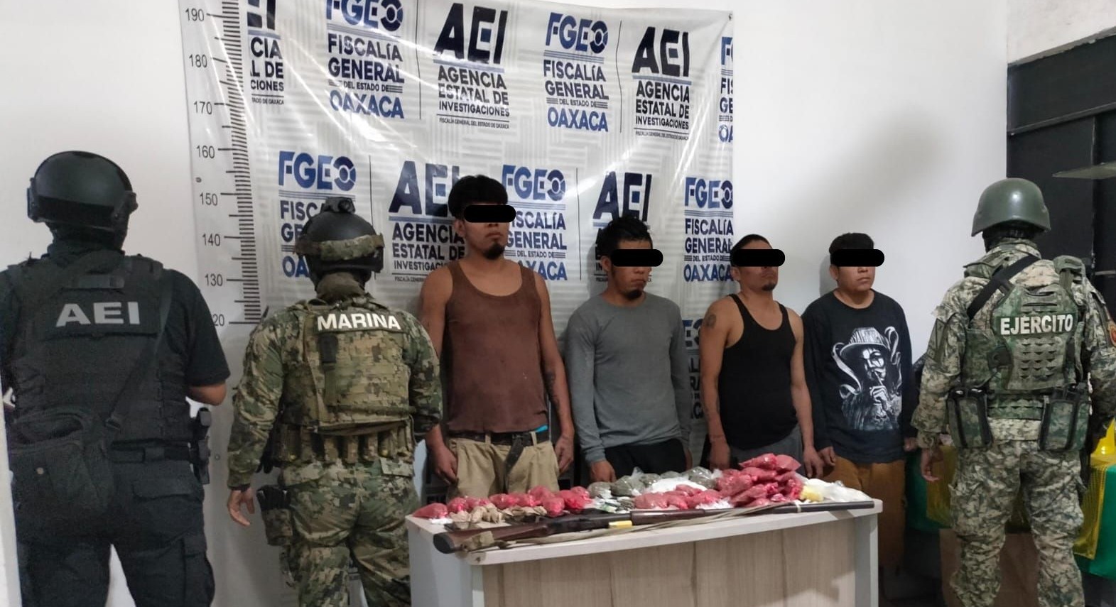 Detienen a cuatro personas tras cateo en la Costa; les aseguran armas y drogas