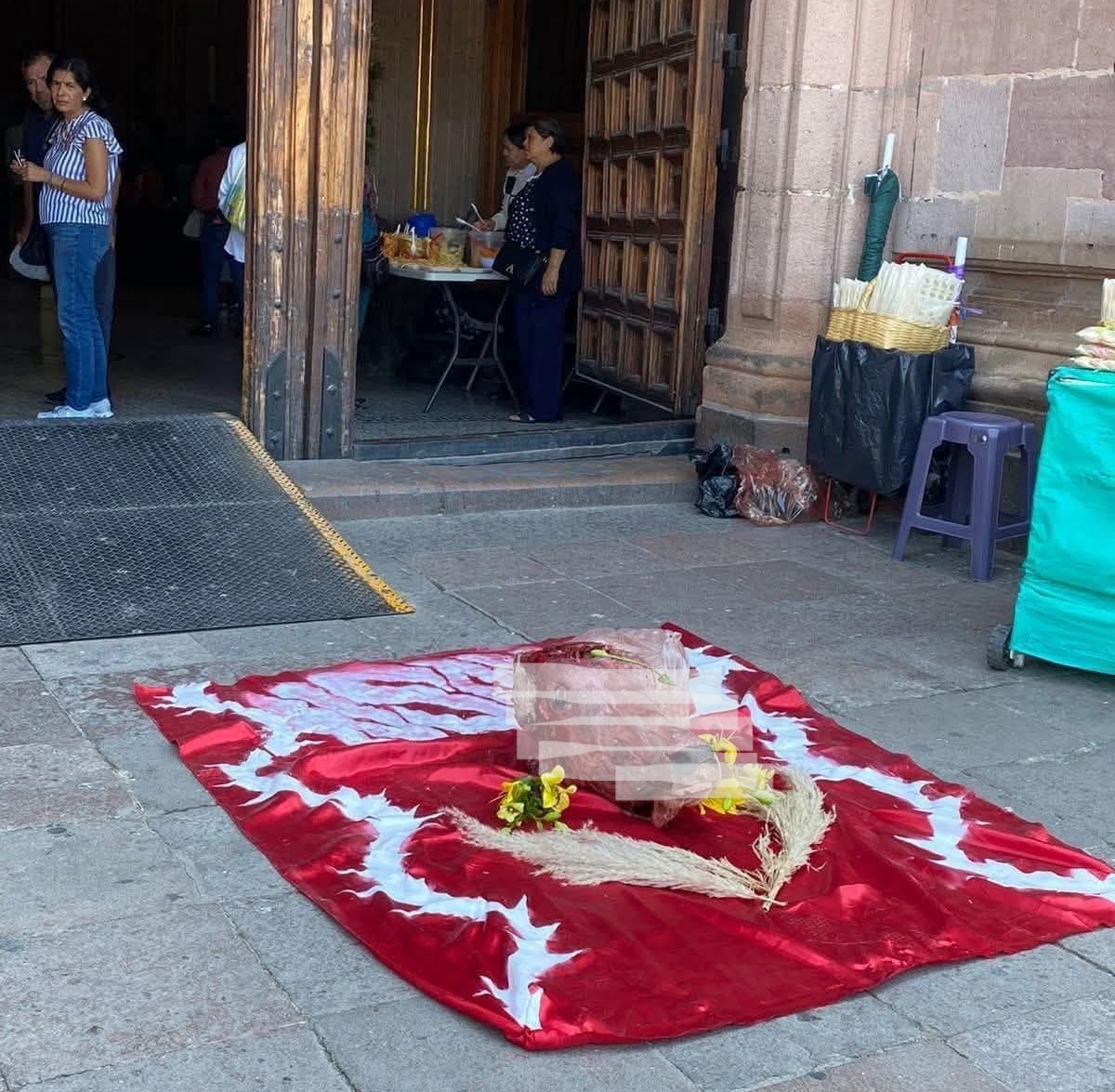 Dejan cabeza de vaca frente a Catedral de San Luis Potosí