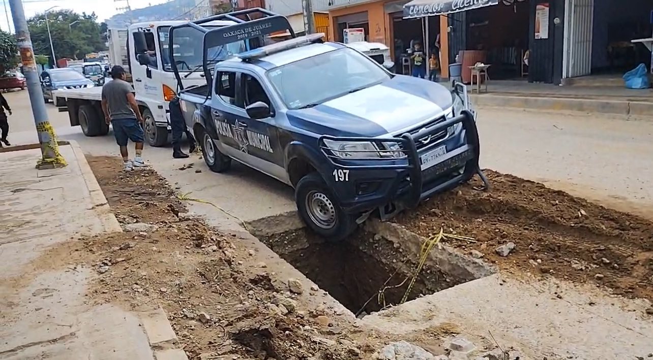 Cae patrulla en hoyo de obra inconclusa de la Avenida Montoya