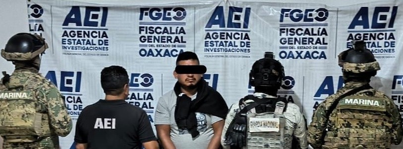 Cae una persona durante cateo; le aseguran drogas, armas de fuego y cartuchos útiles