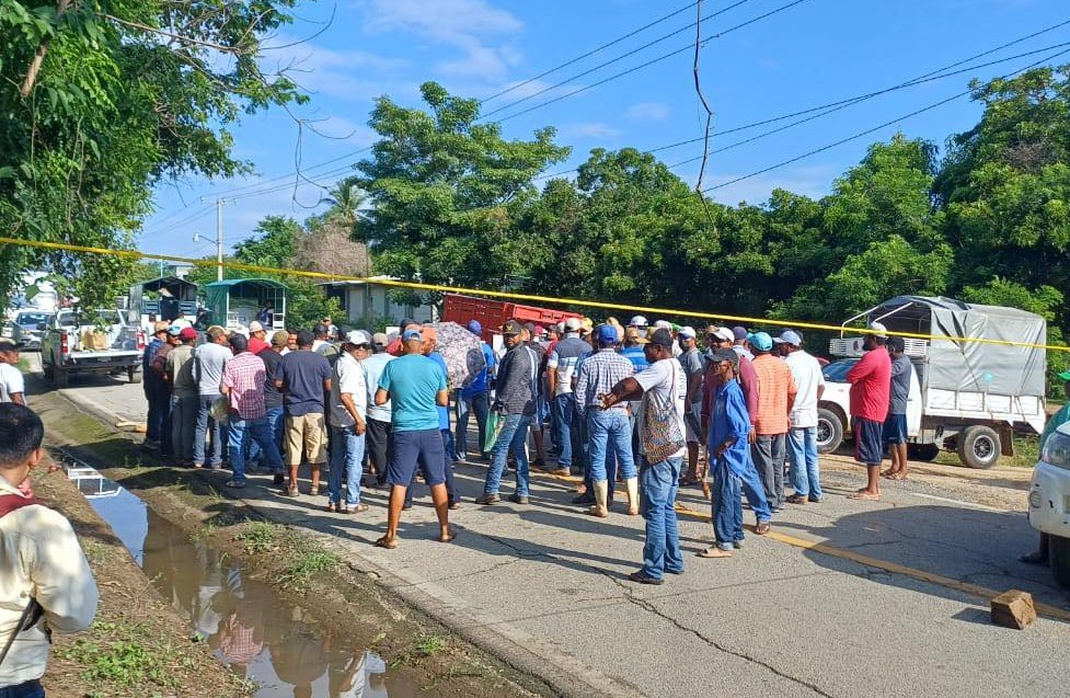 Bloqueada la carretera federal 200, a la altura de San Andrés Huaxpaltepec