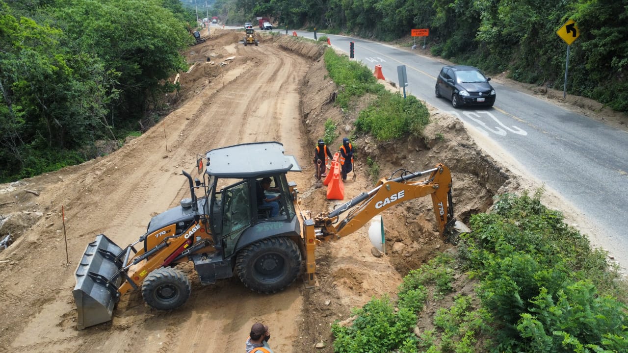 Exhortan a turistas a tomar precauciones por paso intermitente en carretera federal 200