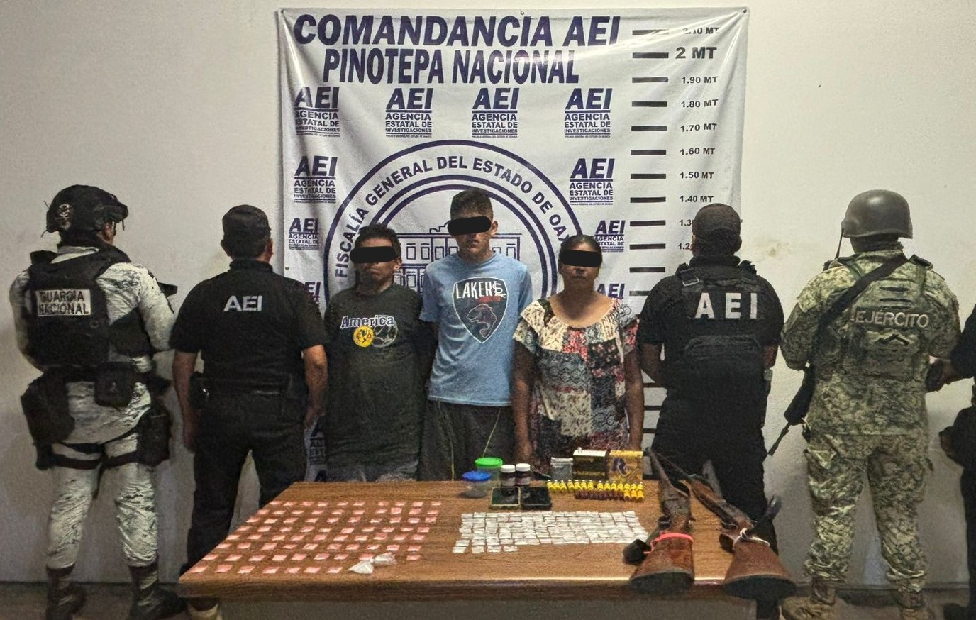 Tras cateos en la Costa detienen a tres personas; les aseguran drogas y armas