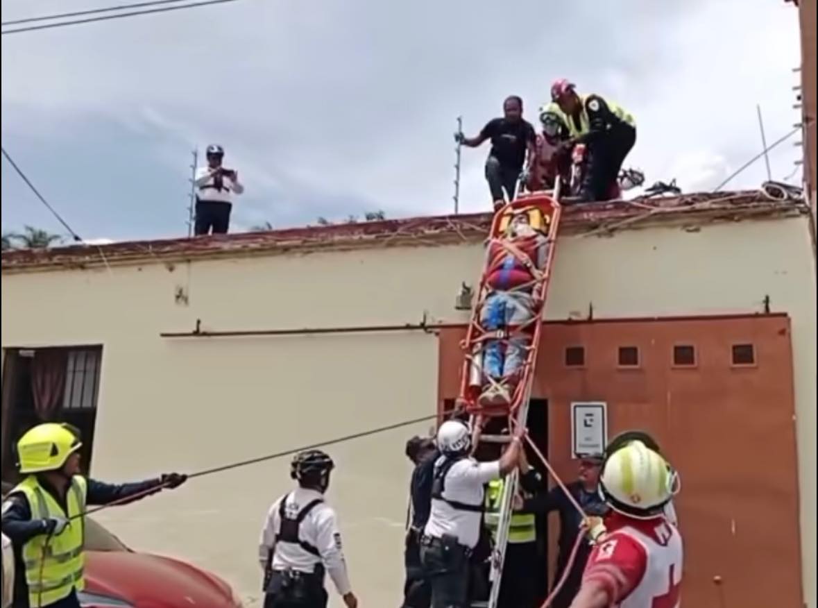 Cae hombre de un segundo piso en la ciudad de Oaxaca