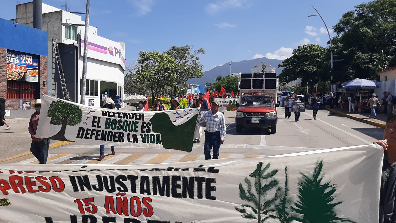 Sale marcha de la Fuente de las Ocho Regiones hacia el zócalo capitalino