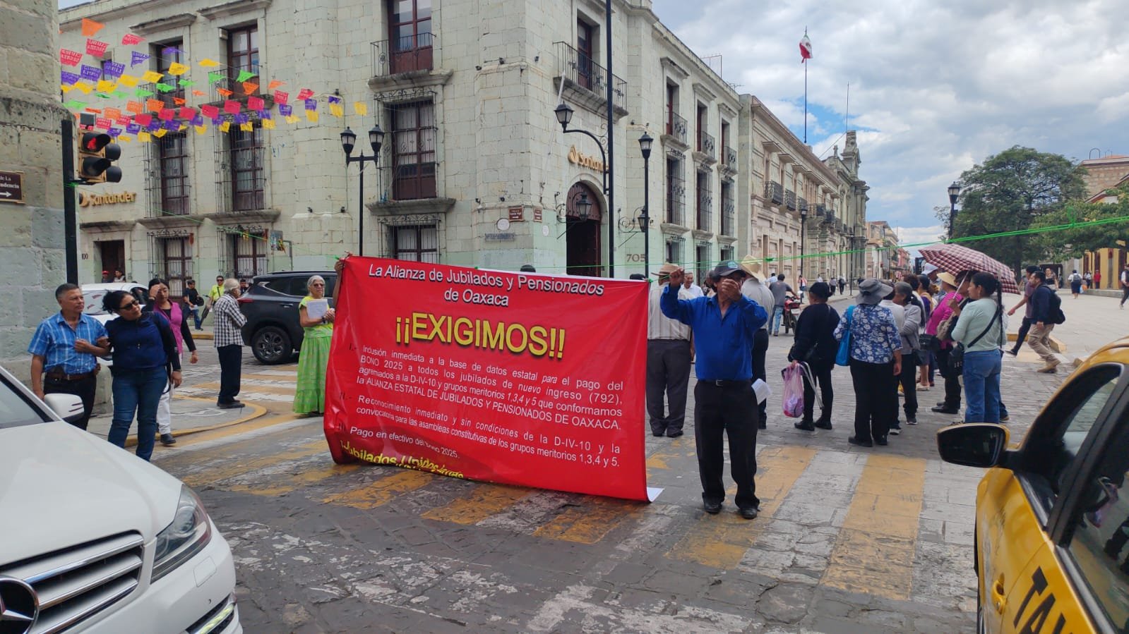 Jubilados de la Sección XXII bloquean calles del Centro Histórico de la Ciudad de Oaxaca
