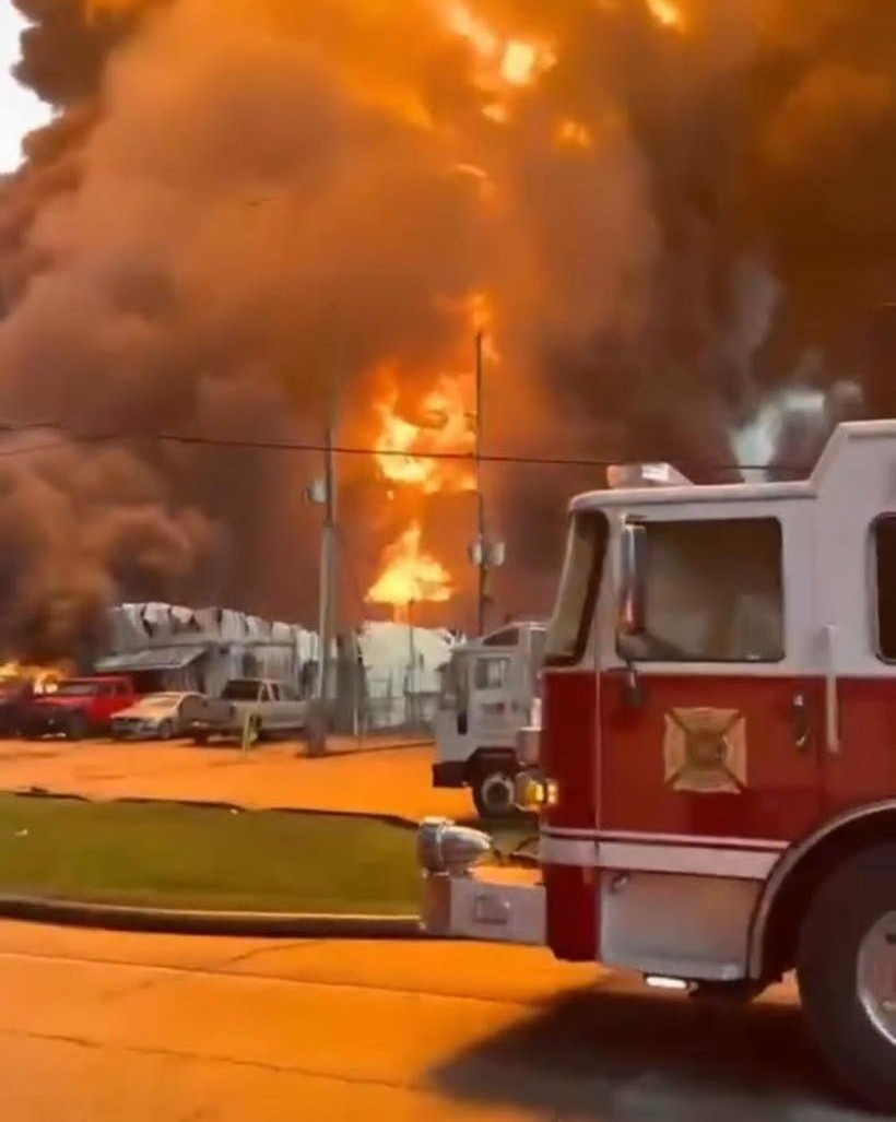 Explosión e incendio masivo sacuden planta petrolera en Luisiana
