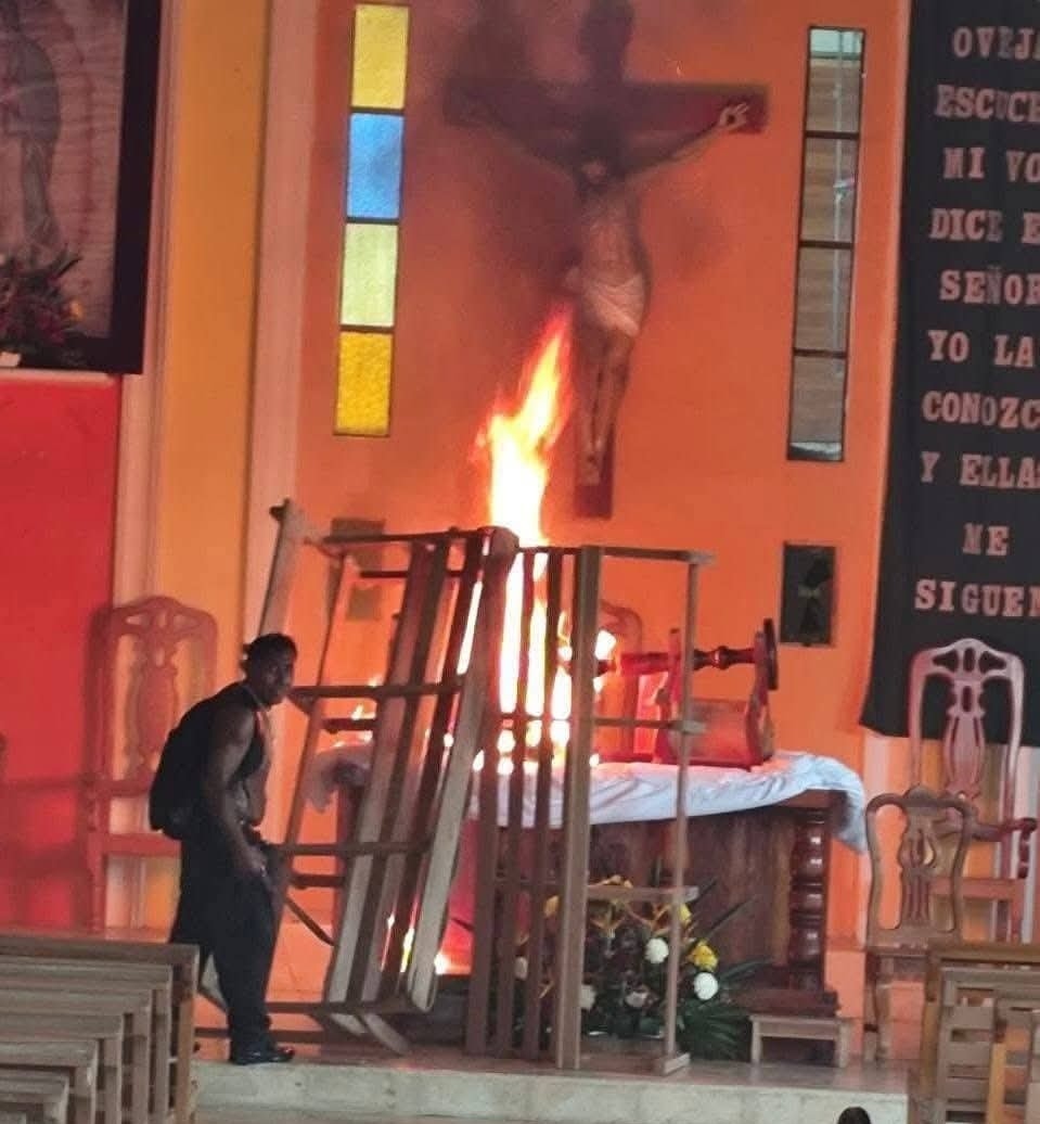 Sujeto incendia Iglesia de San Andrés Tuxtla porque “el diablo le ordenó hacerlo”