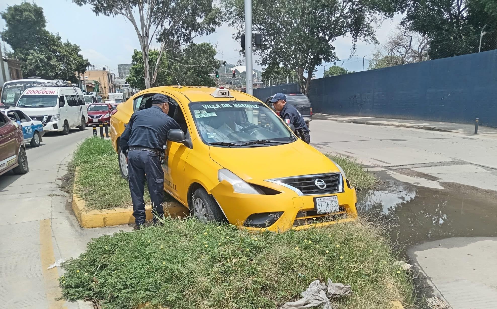 Taxi sin frenos se impacta contra el camellón en el Parque del Amor