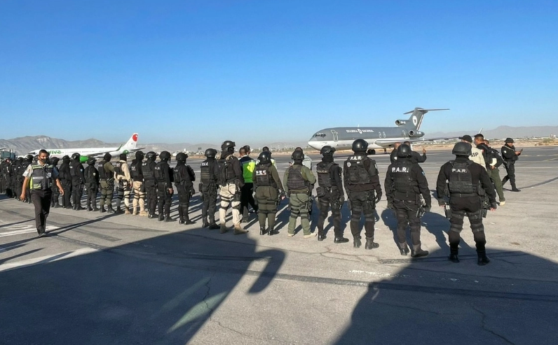 Trasladan a México a 14 connacionales que estaban presos en EU por distribución de drogas