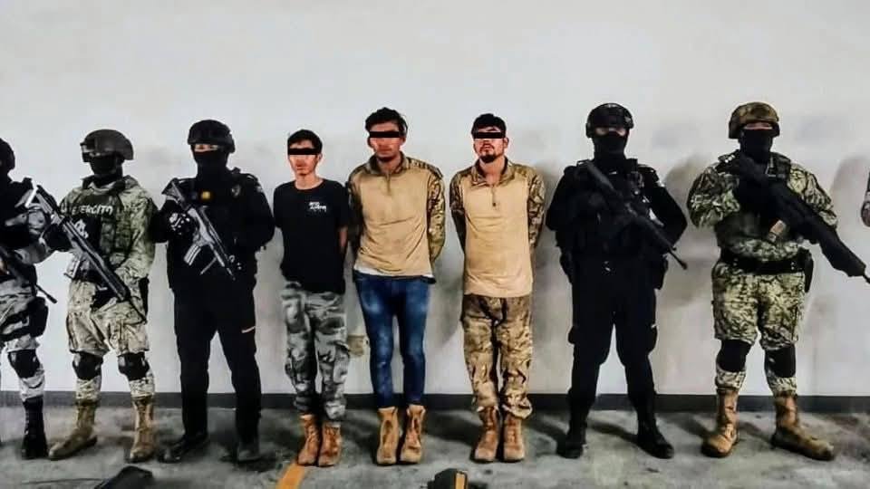 Caen tres sicarios con drogas y armas en Arambieri, Nuevo León