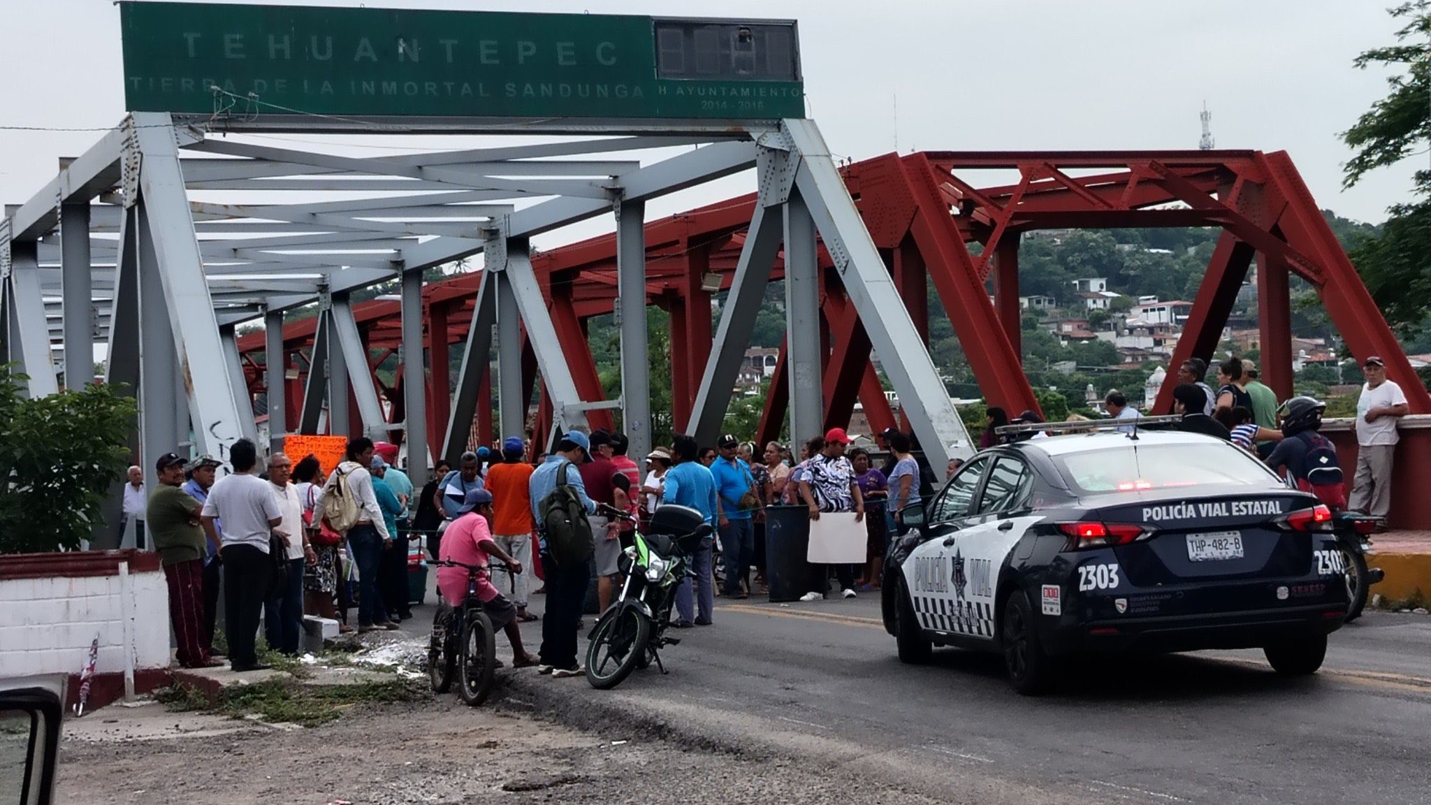 Bloqueado el paso vehicular en el Puente de Fierro de Santo Domingo Tehuantepec