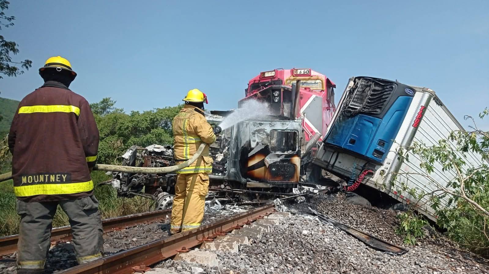 Tráiler se incendia después de ser embestido por el tren en Tuxpan, Jalisco