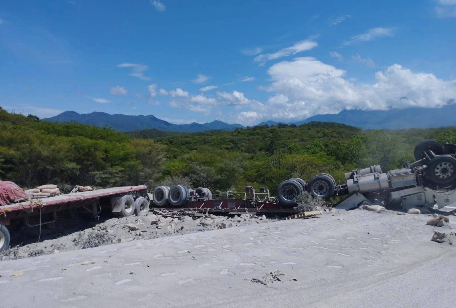 Vuelca tráiler en la carretera Tehuantepec-Oaxaca