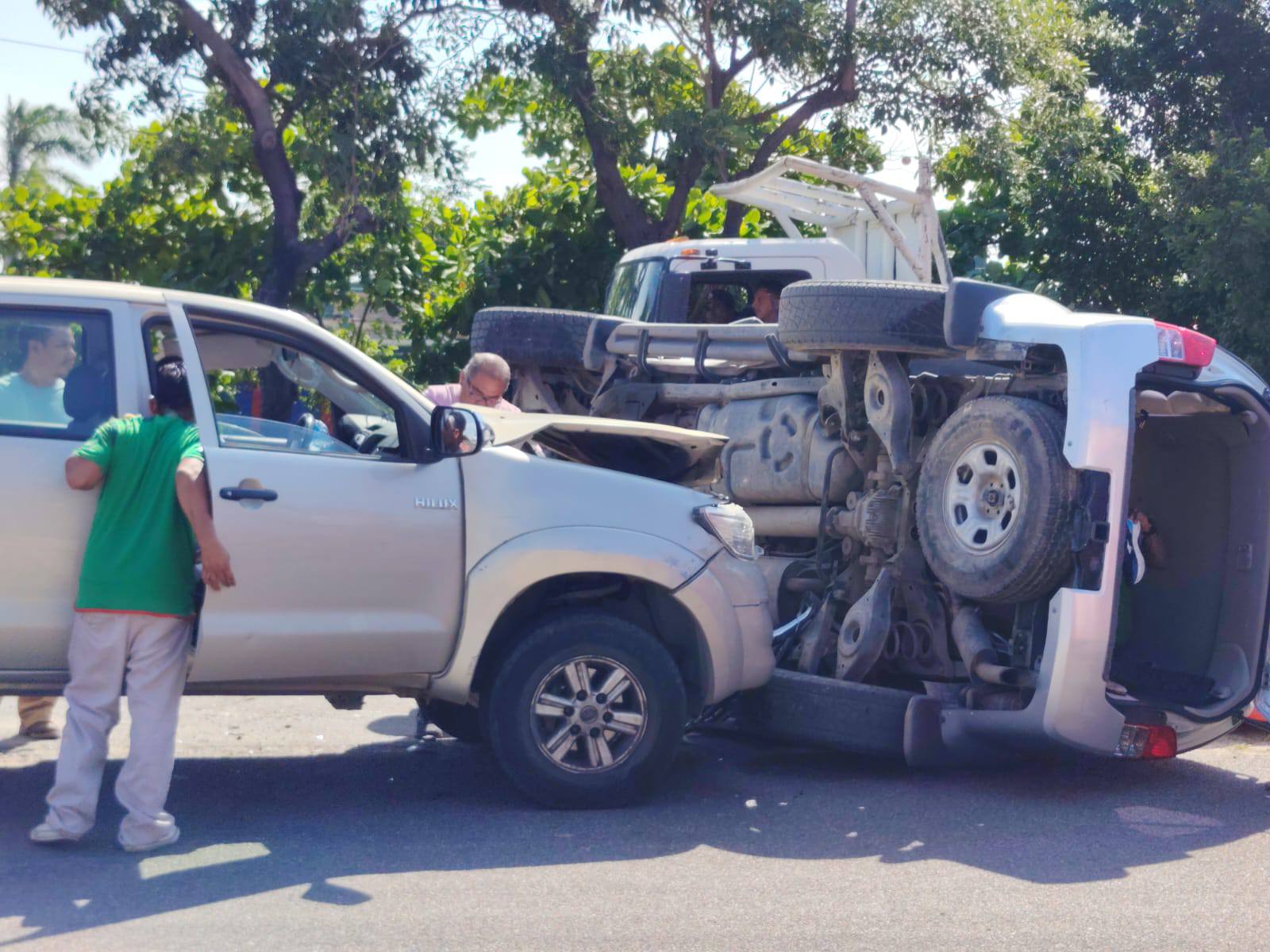 Vuelca camioneta después de chocar en Salina Cruz