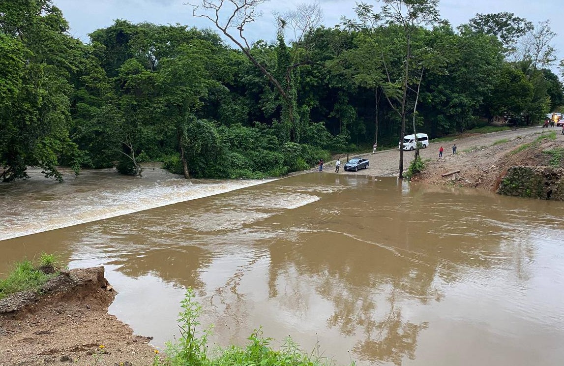 Se desborda arroyo en el vado Choapam, en San José Chiltepec