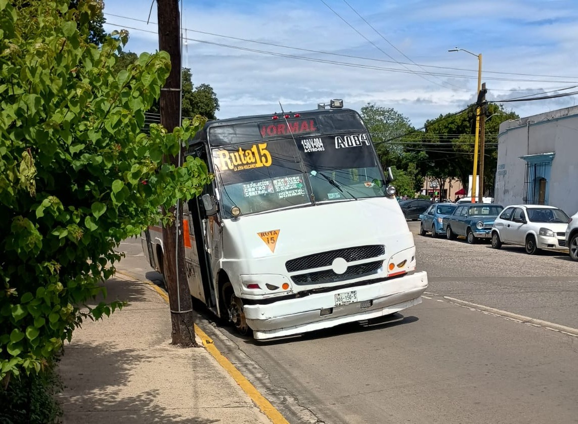 Se le revienta neumático a urbano de la Ruta 15