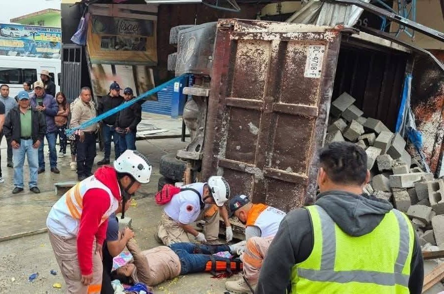 Dos lesionados tras choque frontal entre volteo y unidad del trasporte publico en San Cristóbal de las Casas