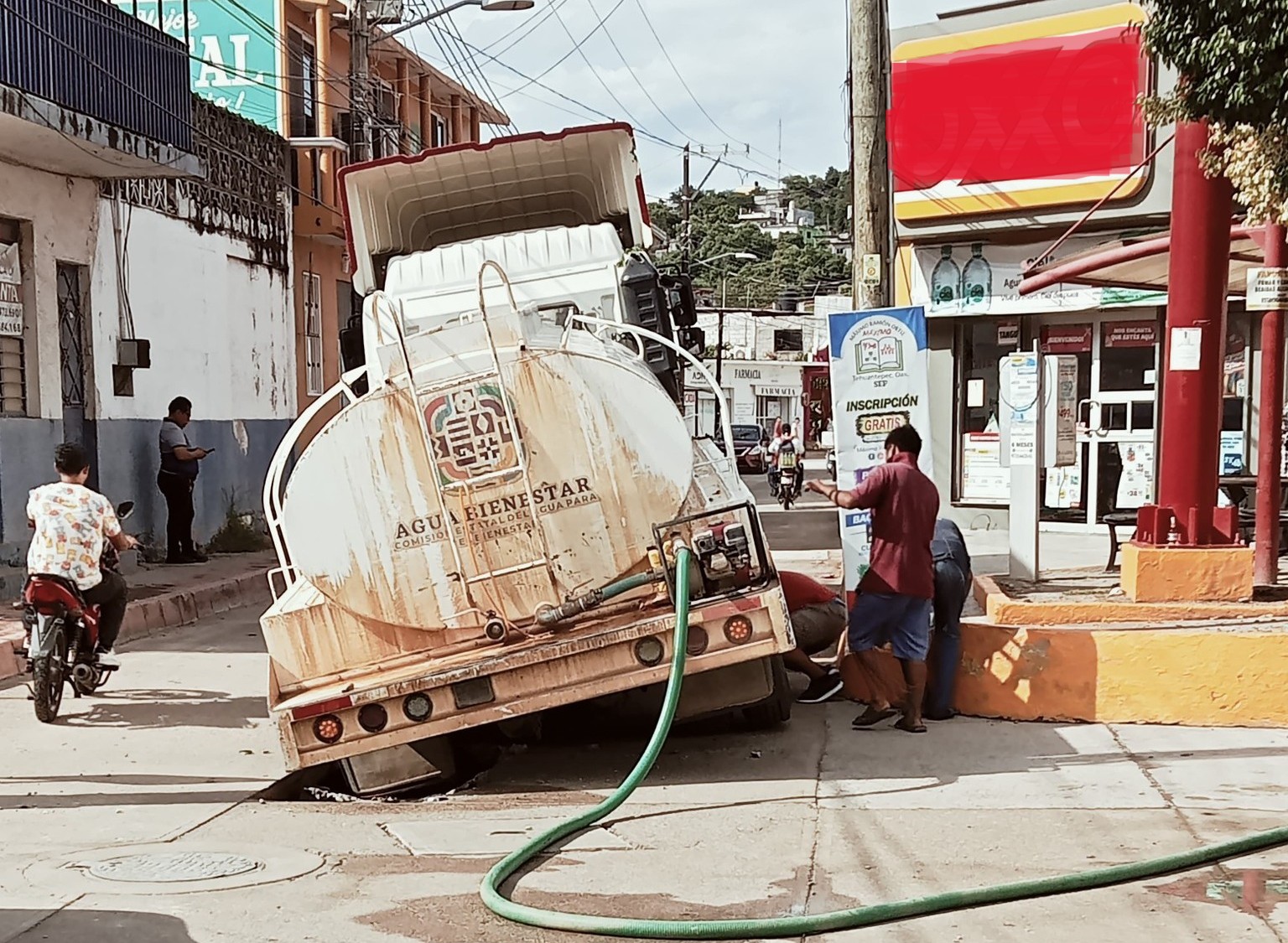 Cae pipa de CEABIEN en una zanja en Tehuantepec