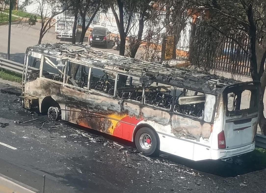 Se incendia autobús de pasajeros después de atropellar a un motociclista en la autopista México-Querétaro