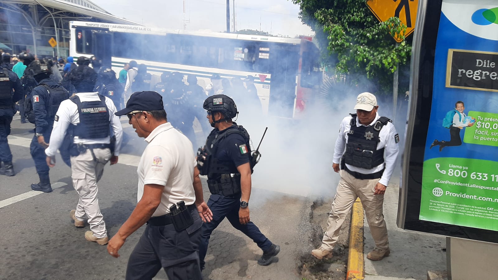 Policía Estatal desaloja con gas lacrimógeno a manifestantes en el crucero del ADO