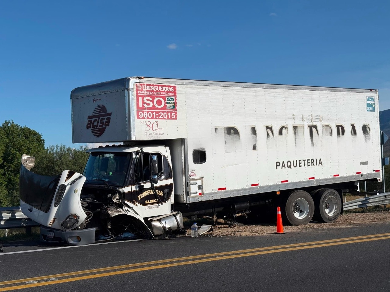 Camión de carga se impacta contra la malla de protección en la Cuacnopalan-Oaxaca