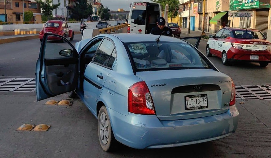 Automóvil se impacta contra el muro de contención del puente a desnivel de 5 señores