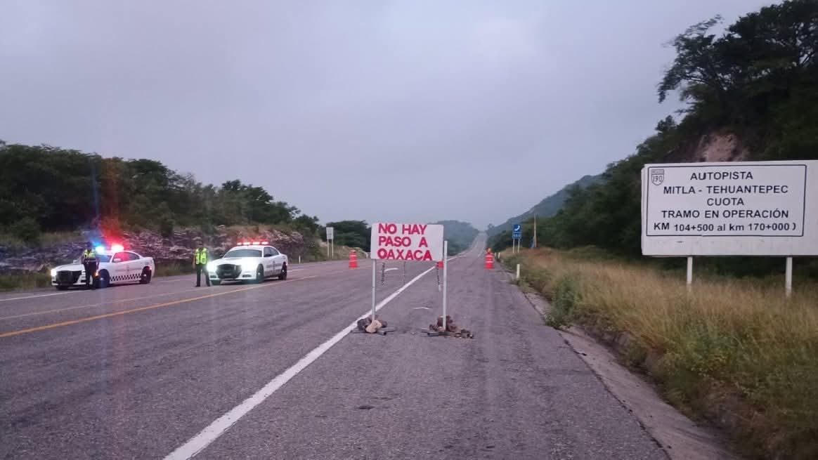 Sin paso en la autopista Mitla-Tehuantepec