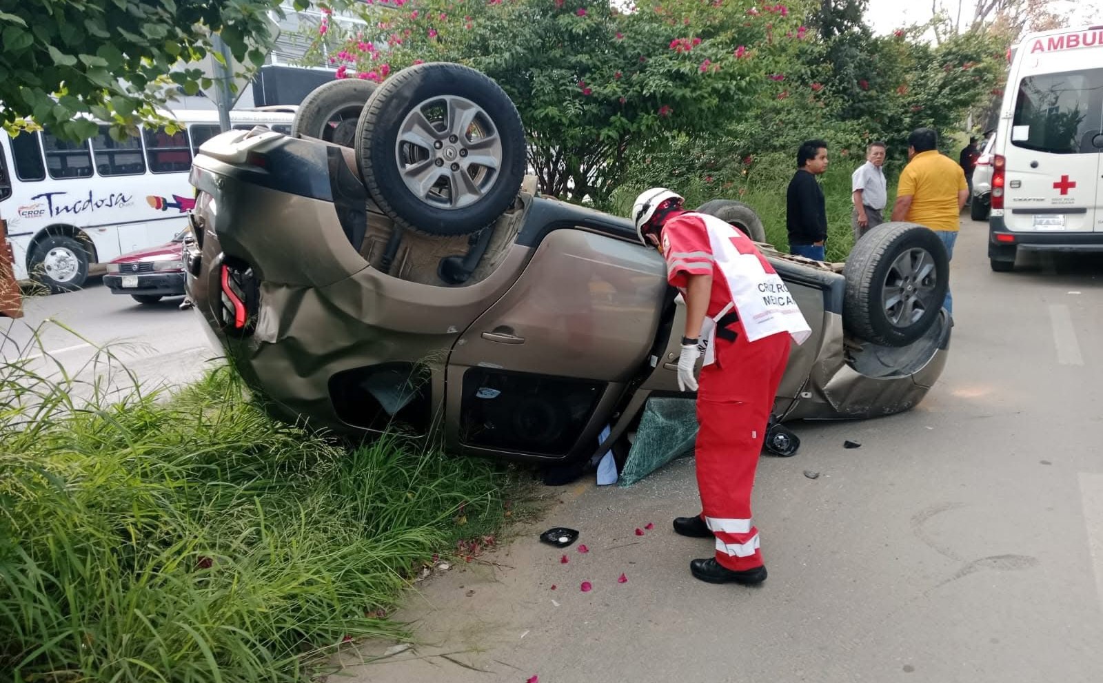Carambola deja un automóvil volcado y múltiples heridos en la Avenida Símbolos Patrios
