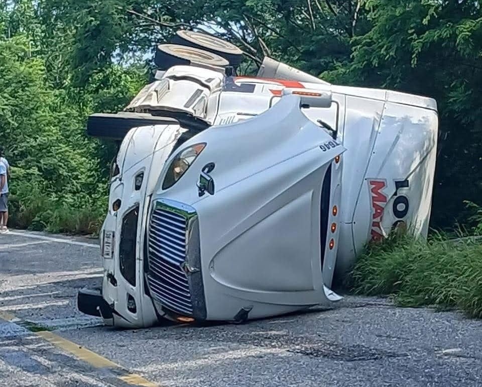 Saquean tráiler volcado con abarrotes en la carretera Huatulco-Salina Cruz