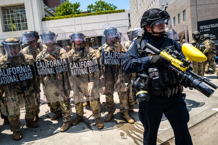 Juez dictamina que el despliegue de tropas de Trump en Los Ángeles violó la ley federal