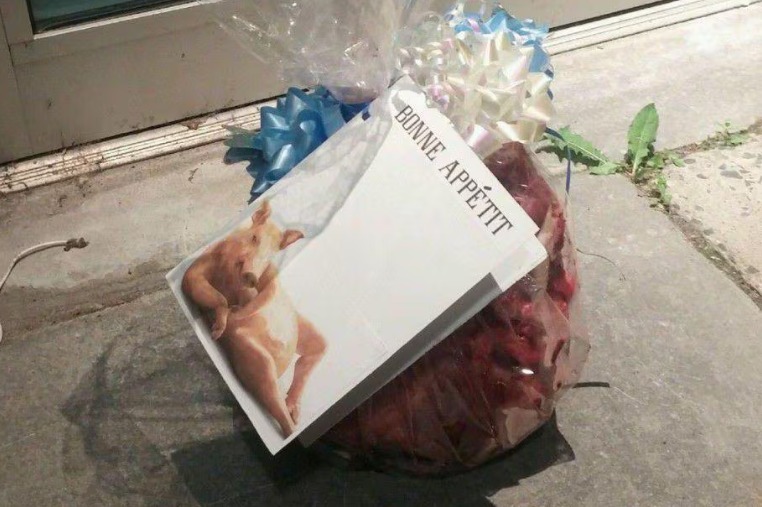 Dejan cabezas de cerdo en nueve mezquitas de París