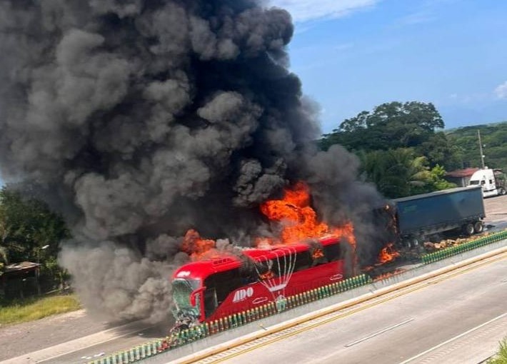 Un muerto tras choque entre un tráiler y un autobús del ADO en la autopista Córdoba-Veracruz
