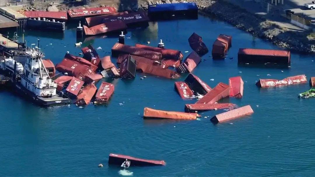 Caen contenedores en aguas del Puerto de Long Beach