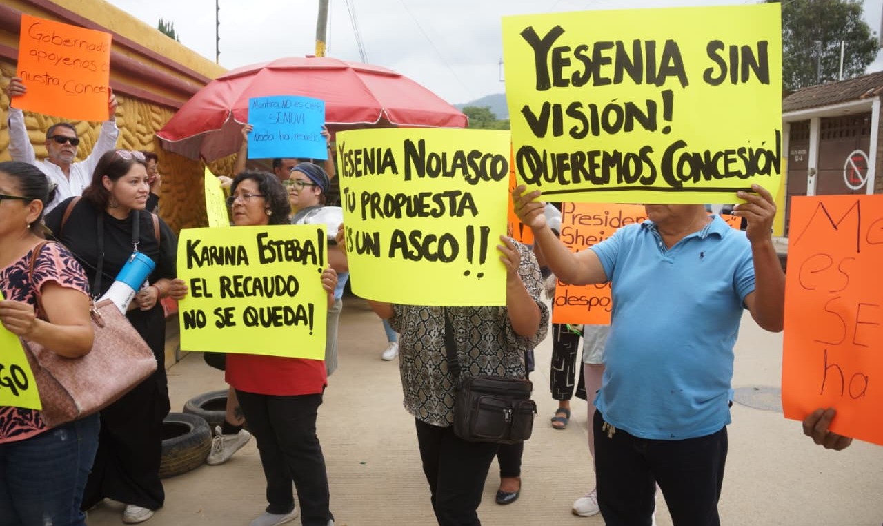 Transportistas protestan frente a las oficinas de SEMOVI