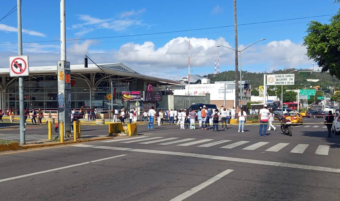 Bloqueado el crucero del ADO en la capital oaxaqueña