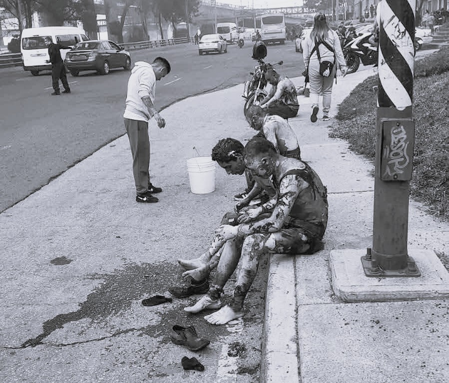 17 personas siguen graves tras explosión de pipa