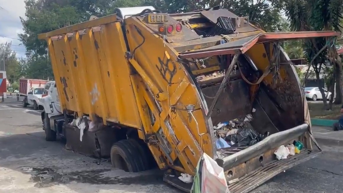 Camión recolector de basura cae en socavón en la Alcaldía Gustavo A. Madero