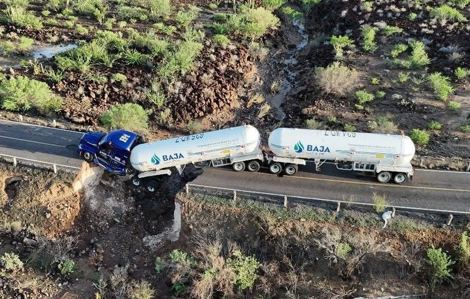 Pipa de doble remolque queda colgando tras caída de puente en Baja California Sur