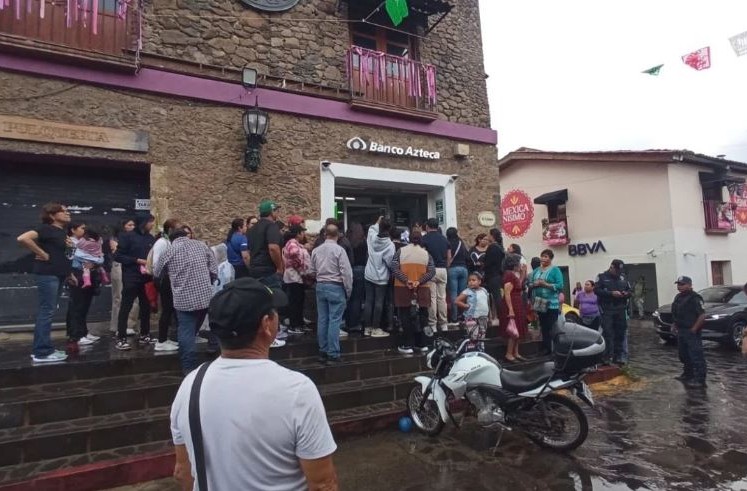 Niño de seis años lesionado de gravedad tras caerle una cortina de Banco Azteca en Tepoztlán