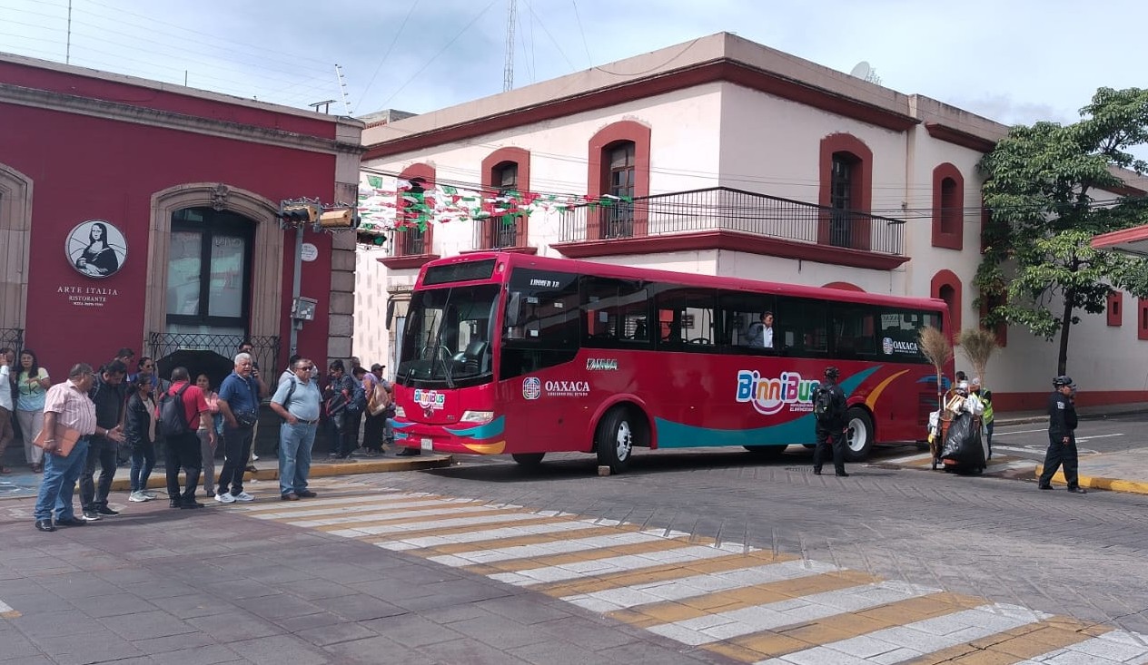Maestros de la Sección XXII bloquean la Avenida Juárez
