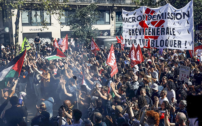 Miles protestan en Francia contra la “austeridad”